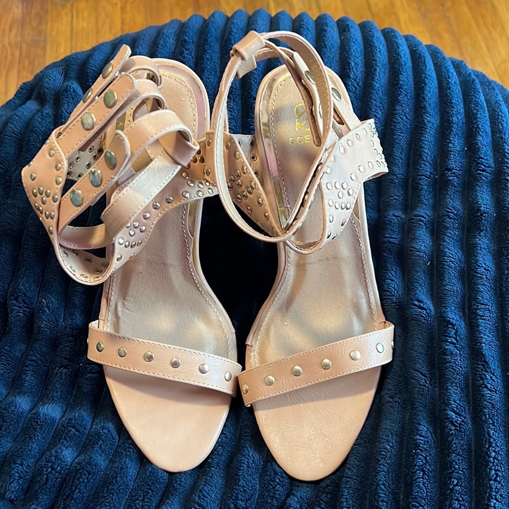 BNWOB Nedah Nude/Beige ankle wedge strap sandals size 9